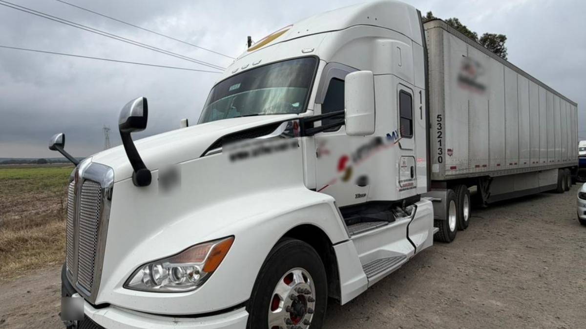 Aseguran tractocamión con 20 toneladas de ropa ilegal