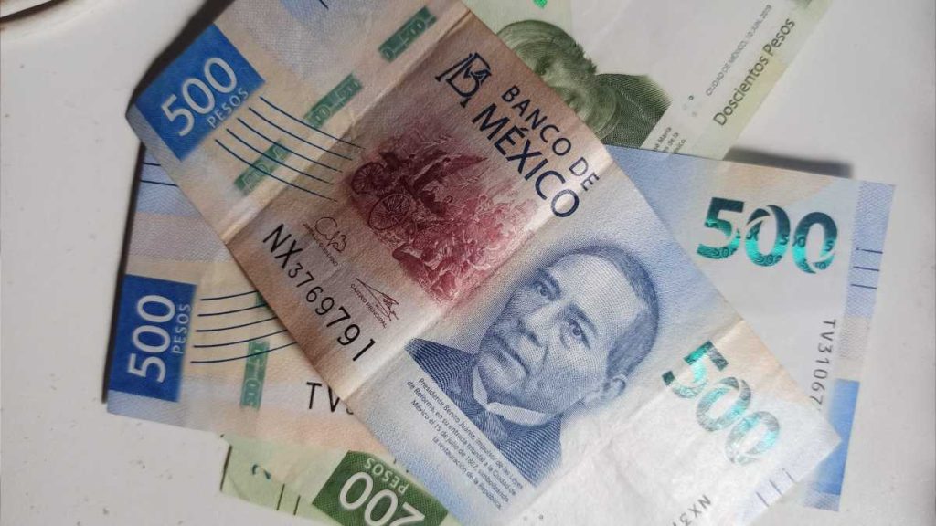 Peso mexicano se debilita ligeramente ante tensiones internacionales